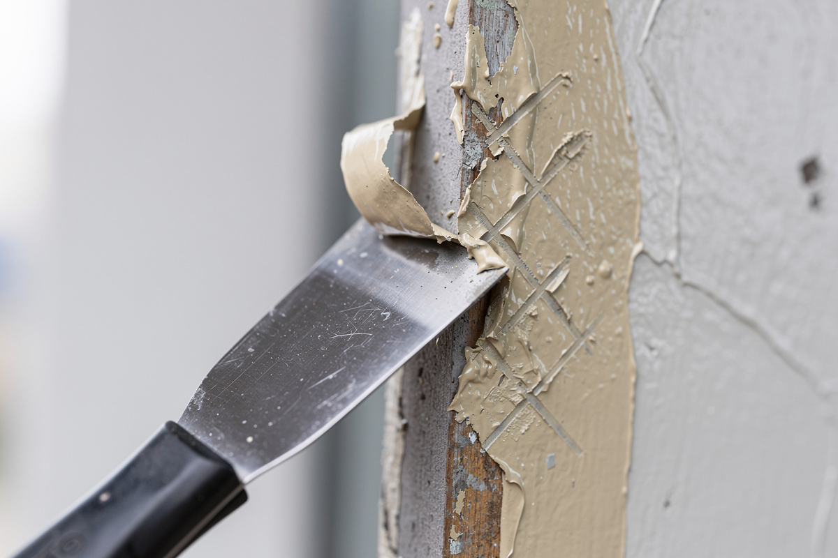 Support difficile pour enduit facade avec peinture brillante et ancien revêtement organique