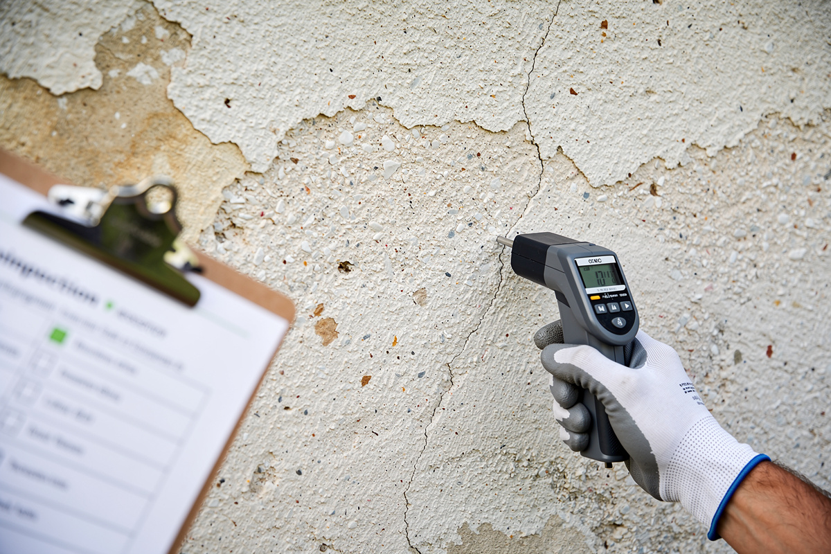 Contrôle d’une façade avant hydrofuge facade avec humidimètre et diagnostic visuel