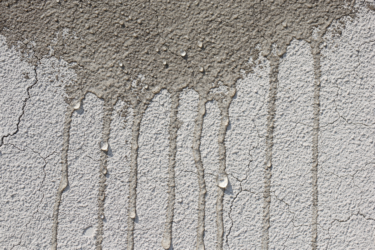 Signes d’un hydrofuge facade usé sur une façade qui recommence à absorber l’eau