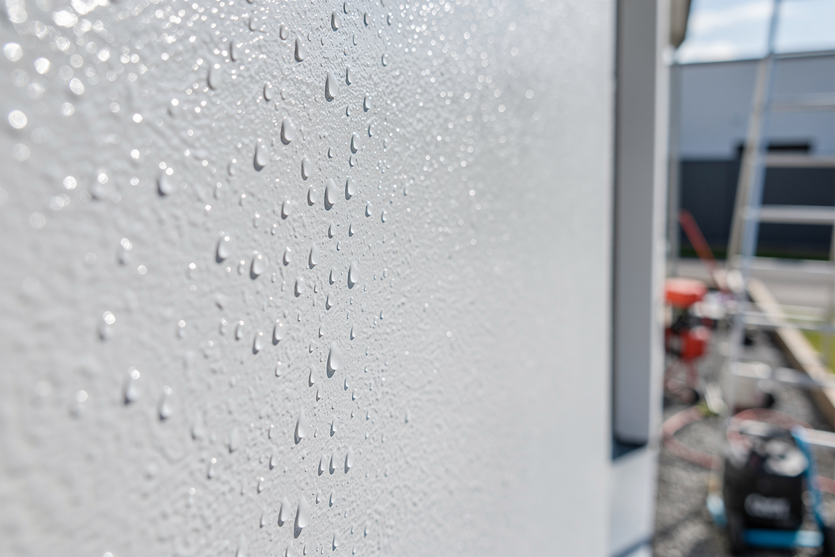 Contrôle après traitement avec eau qui perle sur une façade hydrofugée