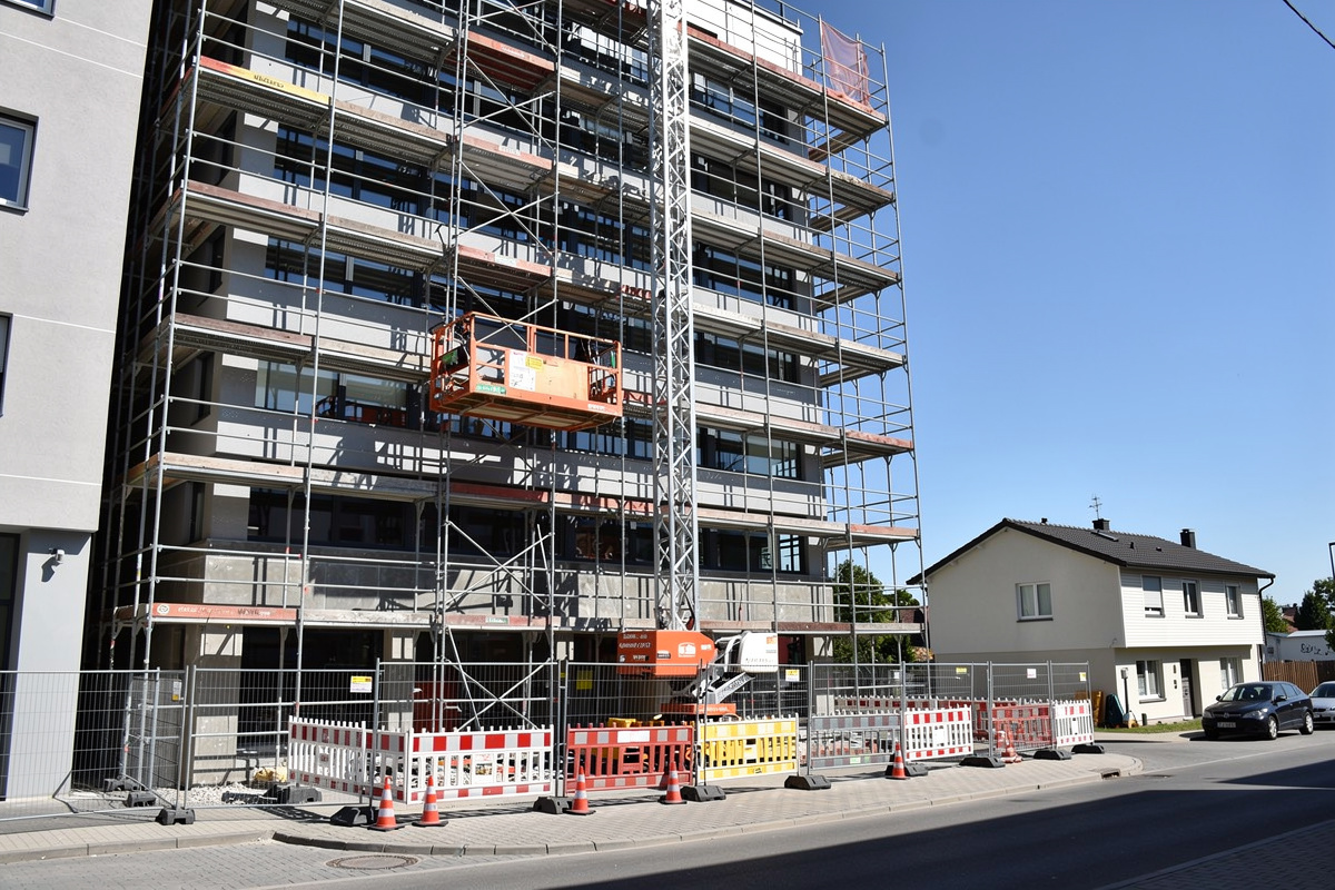 Chantier de façade avec échafaudage et accès complexe pour illustrer le prix ravalement facade