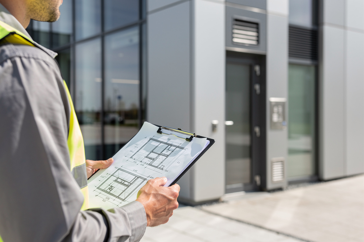 Calcul du ravalement facade avec mesures de surface et repères de hauteur sur chantier