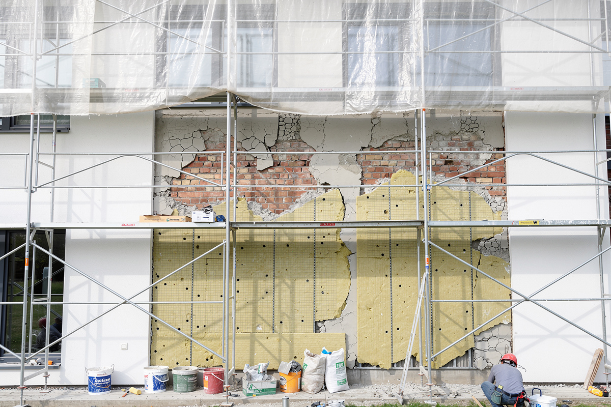 Chantier de ravalement facade montrant des coûts cachés et des travaux supplémentaires