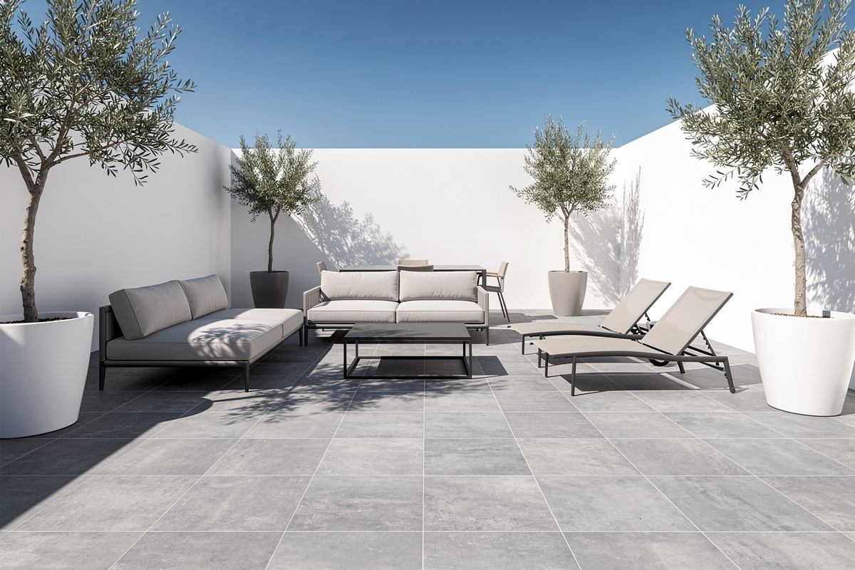 Terrasse extérieure revêtue de carrelage grès cérame grand format imitation béton, style moderne et épuré