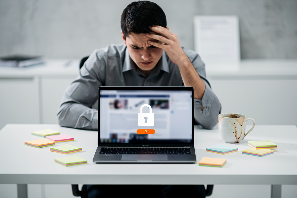 Limites du home staging virtuel gratuit illustrées par un écran bloqué et une interface en attente de paiement